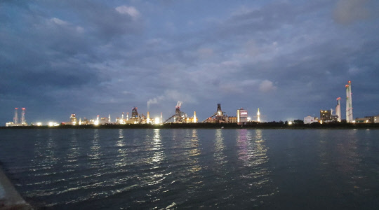 지난 11일 포스코 포항제철소 야경. <포스코 제공>